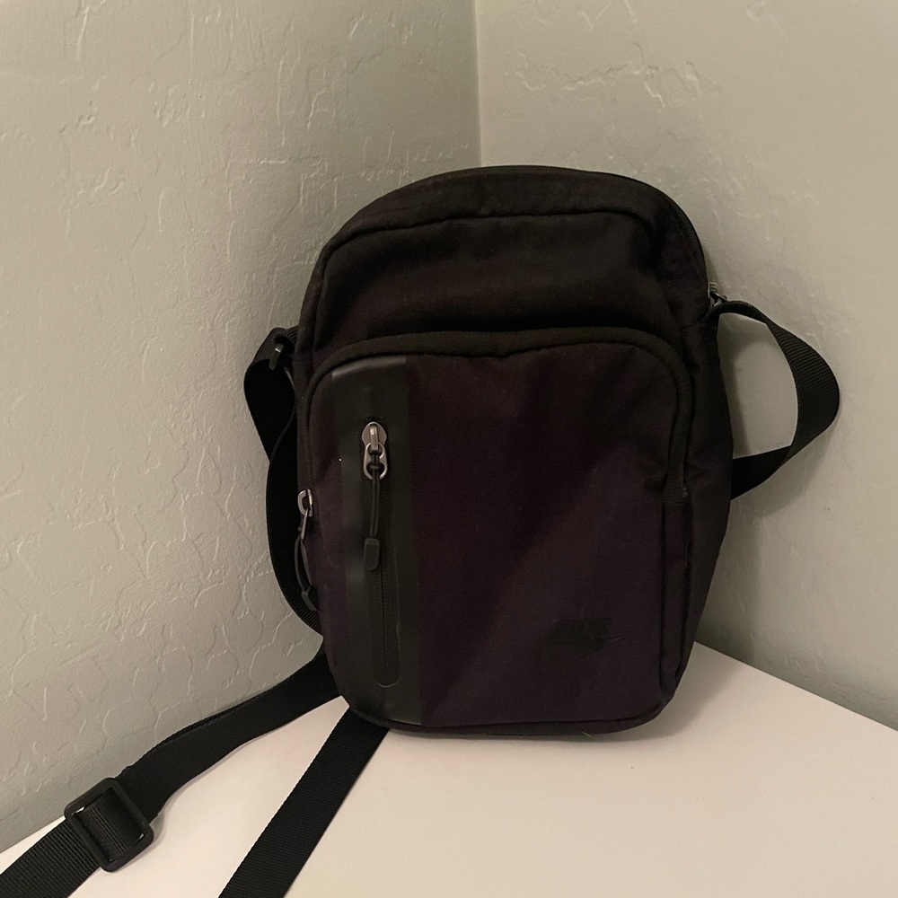 Black Nike cross bag
